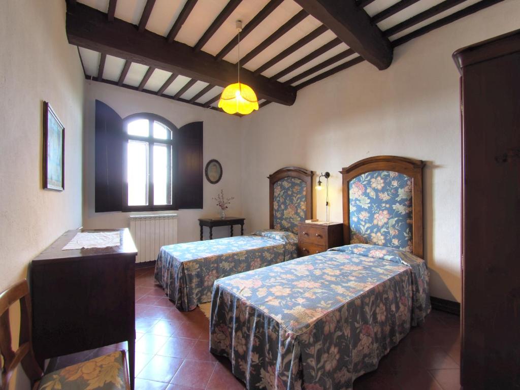 卡斯德尔诺沃贝拉登卡蒙塔尔托城堡公寓式酒店的酒店客房设有两张床和窗户。