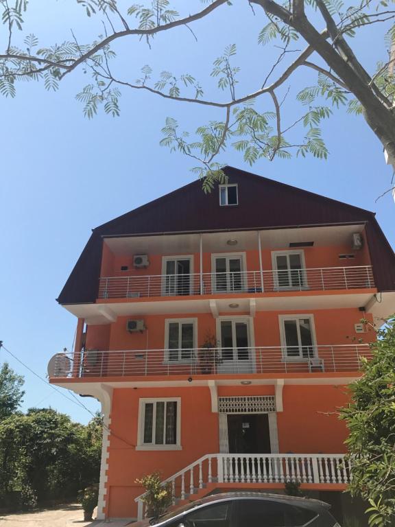 卡瓦拉提Kvariati - Guest House的黑色屋顶的橙色房子