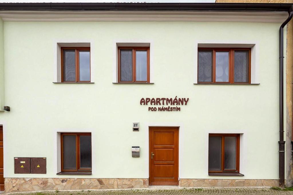 泰尔奇Apartmány Pod náměstím的白色的建筑,设有窗户和门