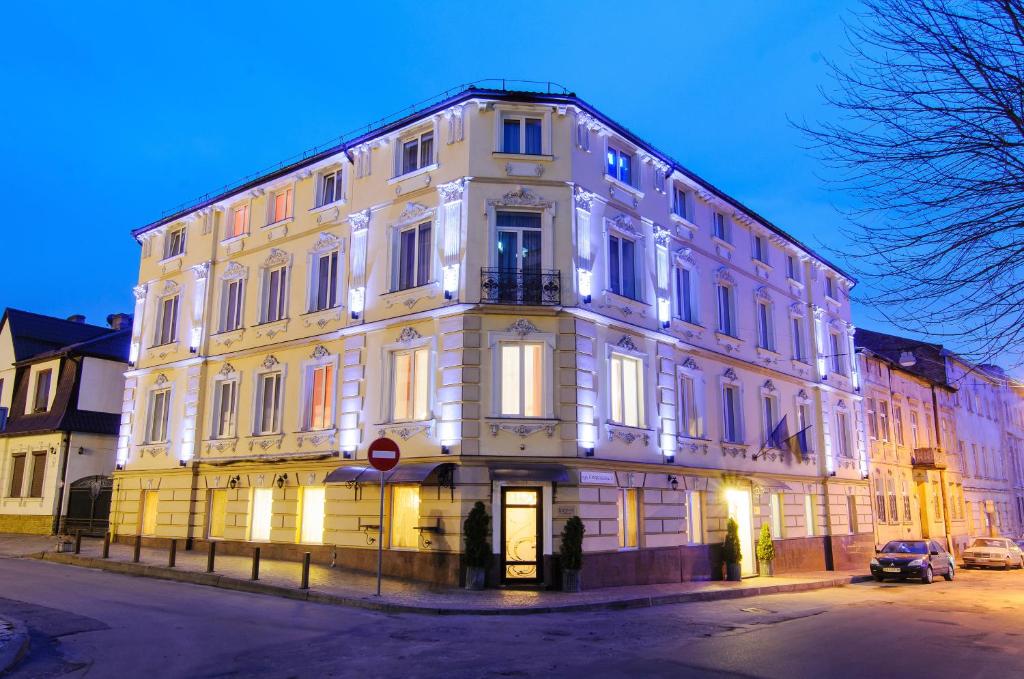 利沃夫Hotel Irena的街道边的白色大建筑