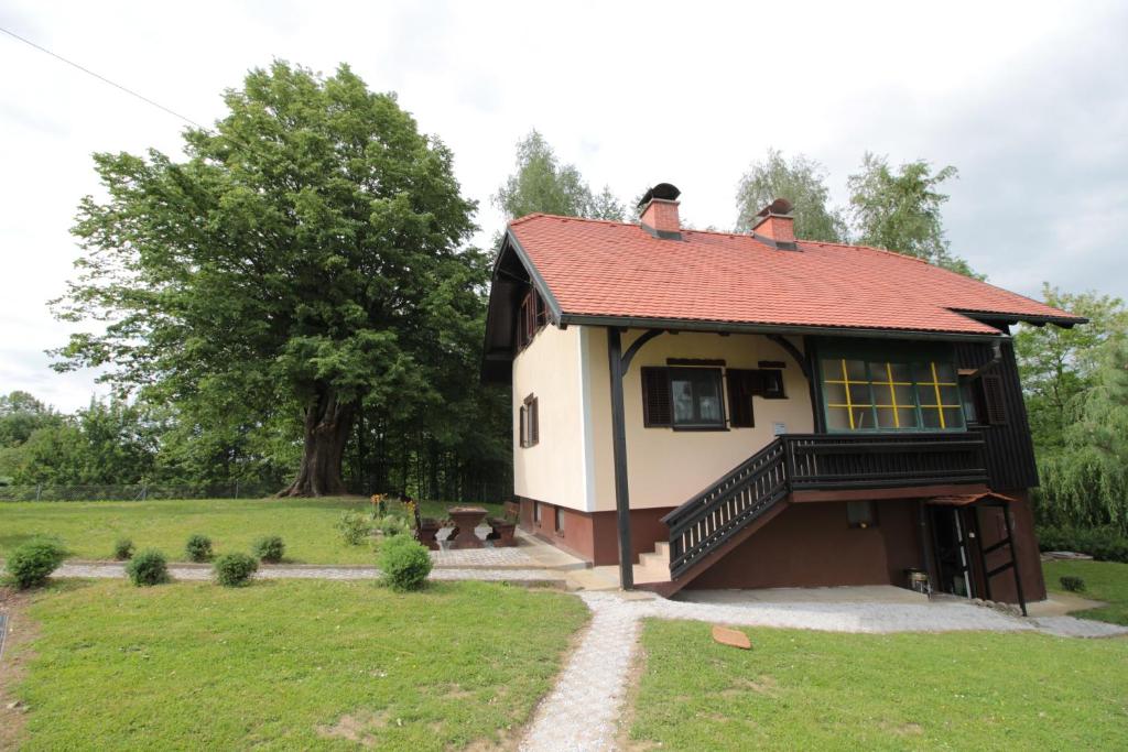 ŠpičnikHoliday Home Winzerhaus Eva的田野上带红色屋顶的小房子