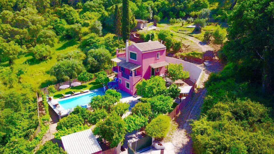 KynopiástaiCasa Elisabetta Corfu的粉红色房子的顶部景色,设有游泳池