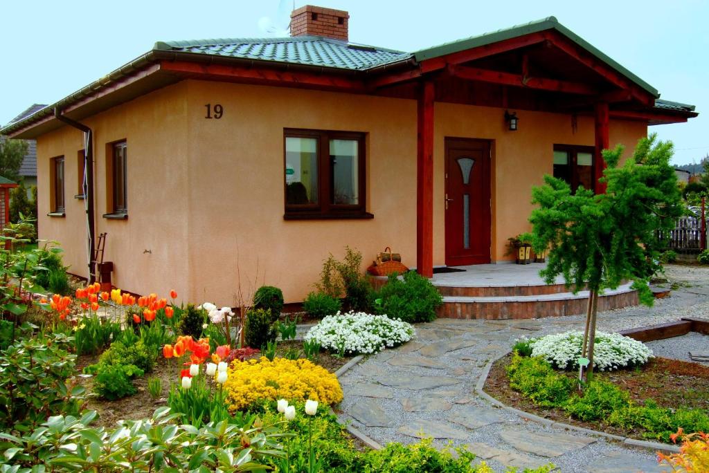 GołuchówDom noclegowy ORIENT的前面有鲜花的小房子