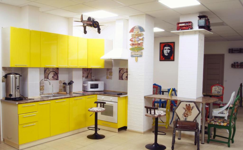 索契City Hostel的厨房配有黄色橱柜和桌子