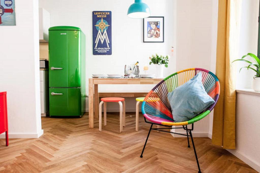 莱比锡Enjoy Leipzig的厨房配有绿色冰箱和椅子