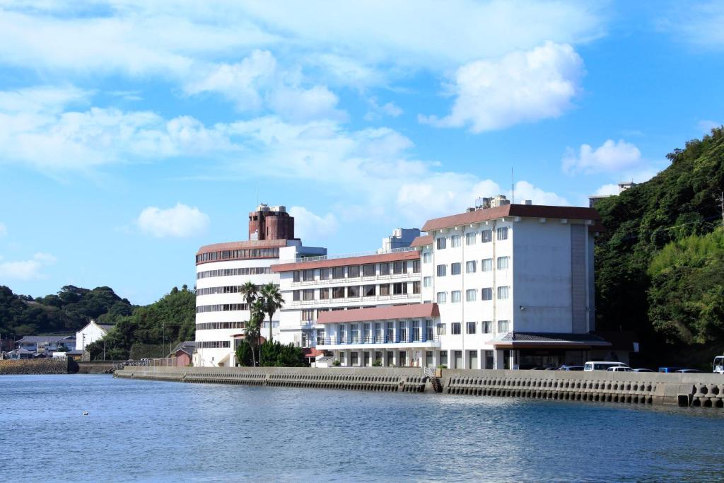 平戸市平户市凯优酒店的水体旁的白色大建筑