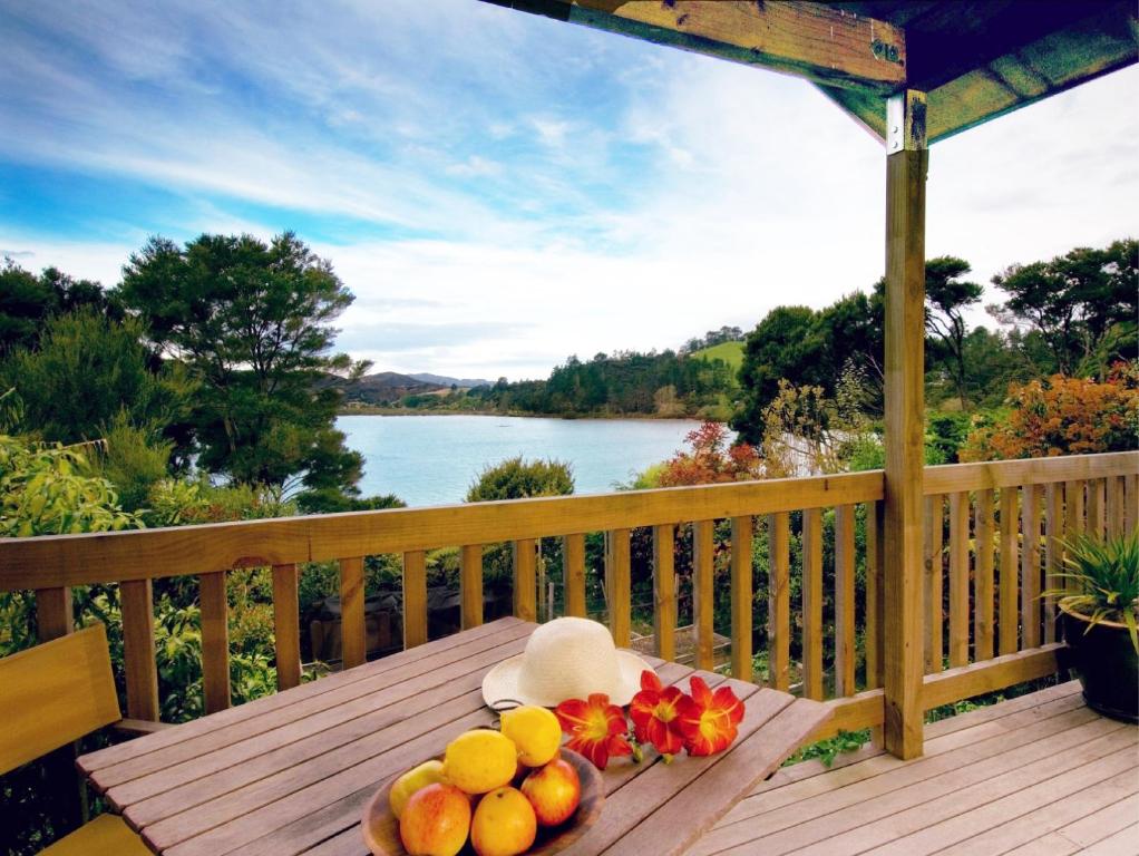 拉塞尔Bay of Islands Cottages的坐在甲板上桌子上的一碗水果