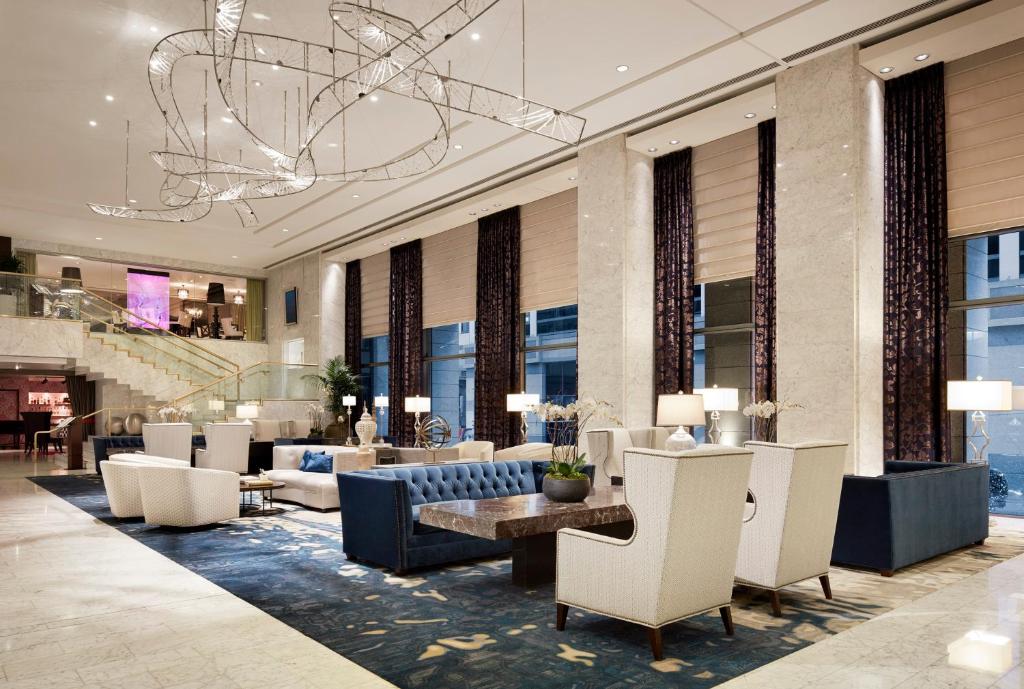 旧金山旧金山日航酒店的大堂配有沙发、椅子和吊灯