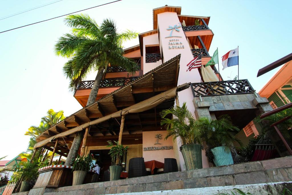 博卡斯德尔托罗Hotel Palma Royale的一座棕榈树建筑