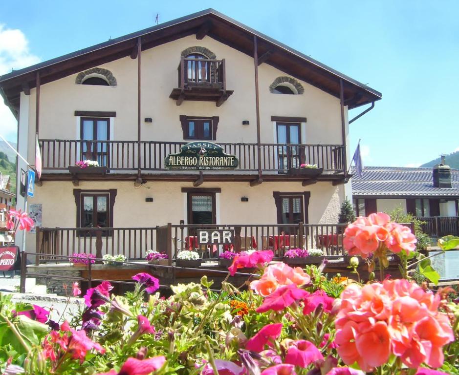 普拉吉拉托帕瑟特阿尔伯格酒店的前面有鲜花的建筑