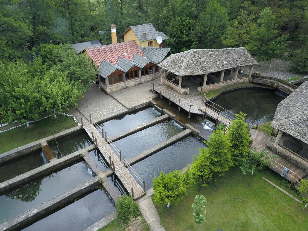 Leskovik法尔马索提拉农家乐的享有河景房屋的空中景致