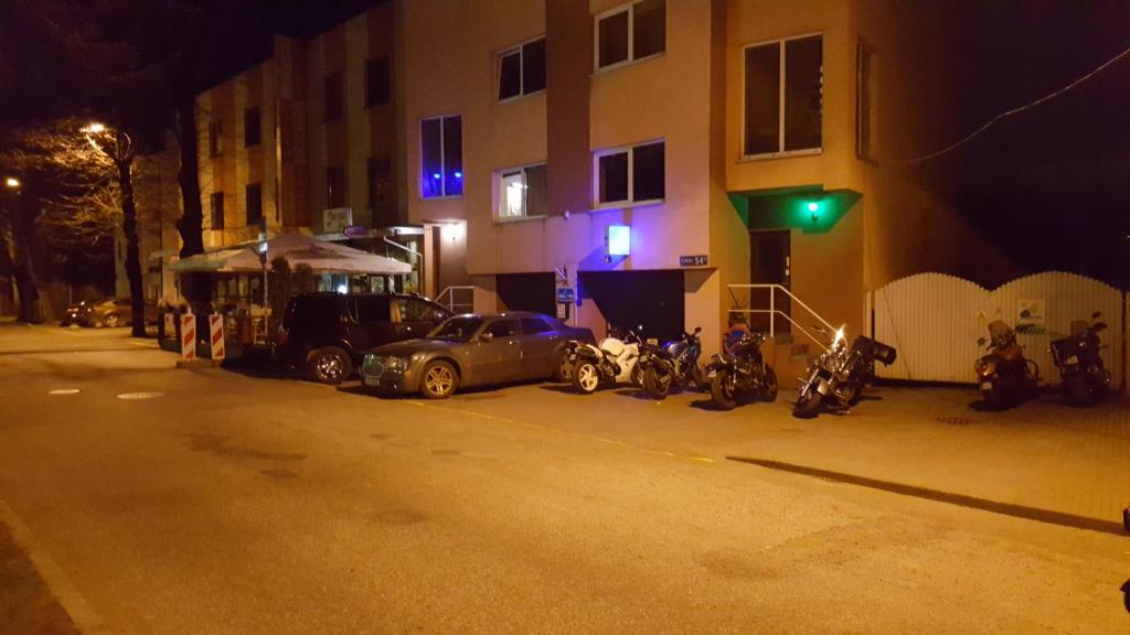 派尔努Ranna Sadama Villa的夜间在街上停放摩托车的汽车