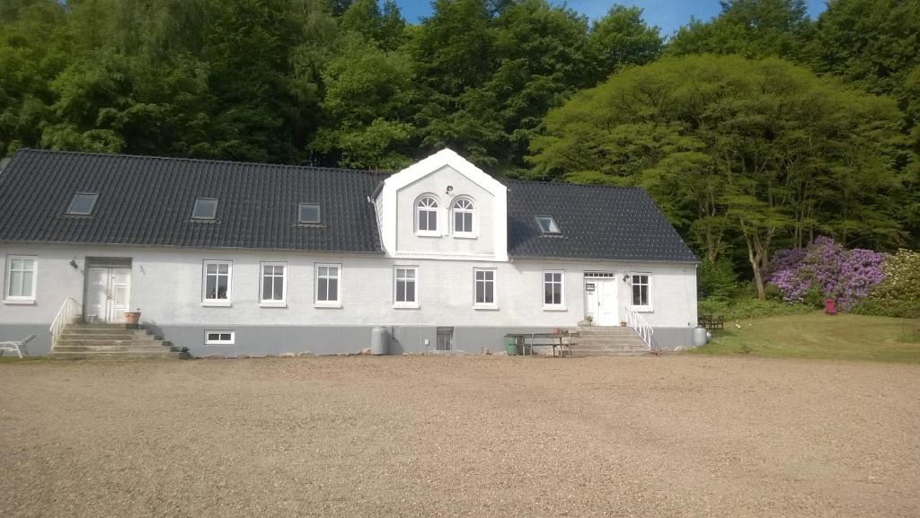 EngesvangMoselundgaard B/B og Hestehotel的黑色屋顶的大型白色房屋