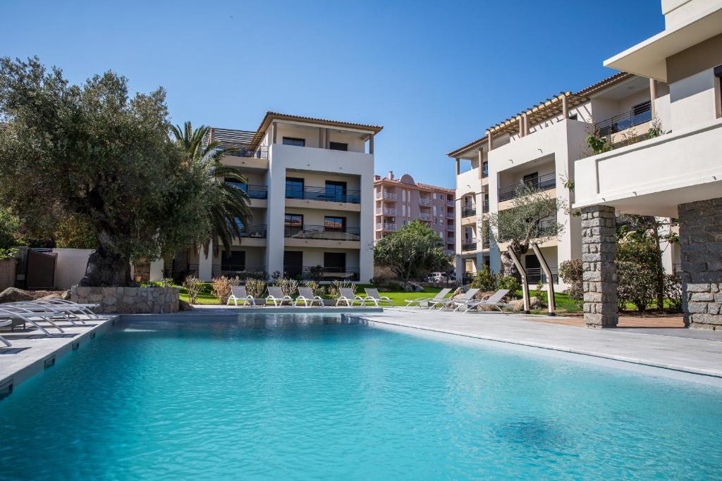 利勒鲁斯Residence Saletta Casale的一座游泳池,位于酒店,设有椅子和建筑