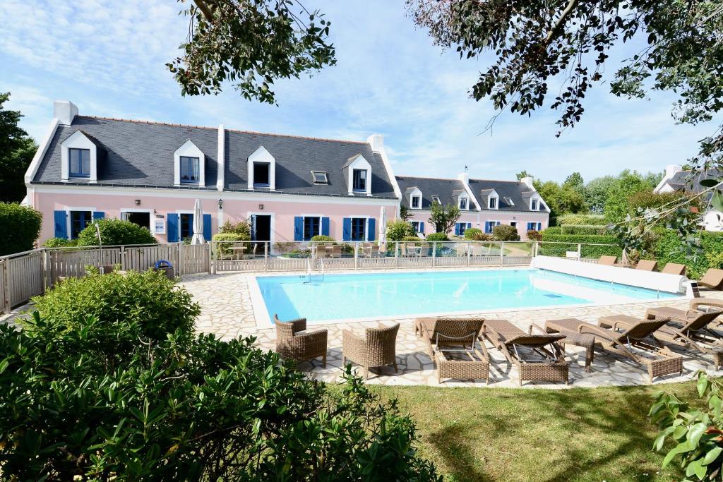 班戈La Désirade - Hôtel, Spa & Restaurant的房屋前有游泳池的房子