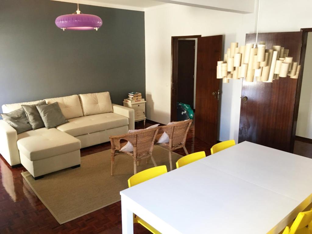 法鲁Lemon Tree Apartments的客厅配有沙发和桌椅