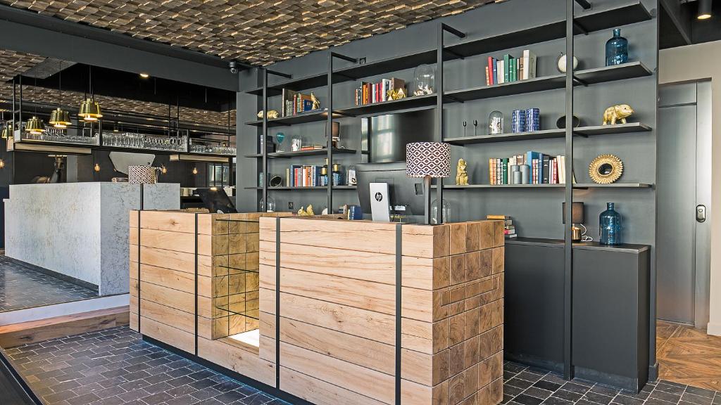 拉瓦勒西托特尔中心酒店的一间设有木柜台和书架的餐厅