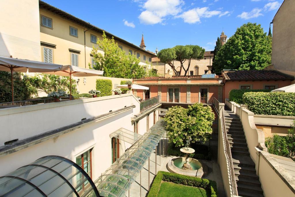 佛罗伦萨奥托迪梅帝齐酒店的享有庭院景色的公寓阳台