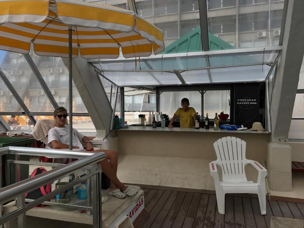 圣贝尔纳多Hotel Luz y Fuerza San Bernardo - All Inclusive的两人坐在船上的酒吧里