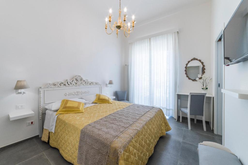 加利波利Incentro的白色卧室配有床和镜子