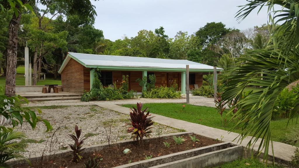 蓬塔戈尔达Mahogany Villas的花园中一座带绿色屋顶的建筑