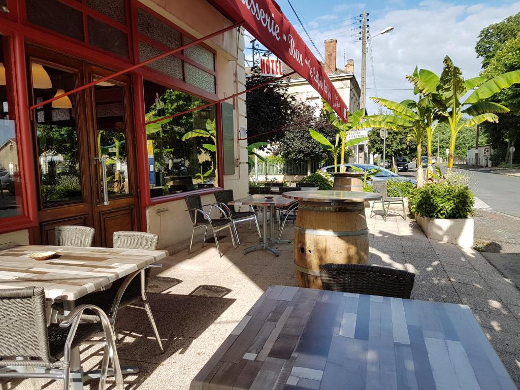 大圣富瓦火车站酒店咖啡馆的餐厅外带桌椅的庭院