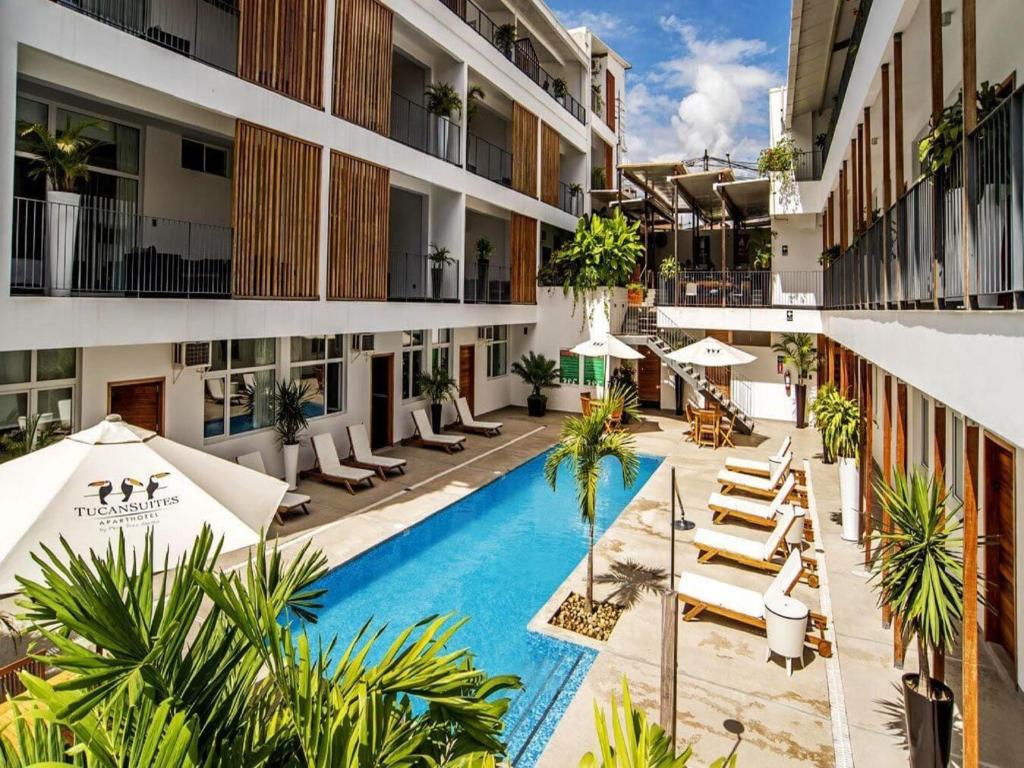 塔拉波托Tucan Suites Tarapoto - Hotel Asociado Casa Andina的一张酒店庭院的图片,里面设有一个游泳池