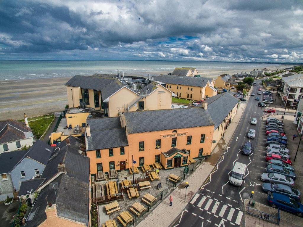 贝提斯顿Reddans of Bettystown Luxury Bed & Breakfast, Restaurant and Bar的享有小镇的海洋美景