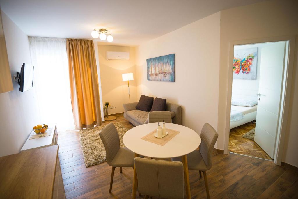 斯普利特Apartment Bebulino的客厅配有桌子和沙发