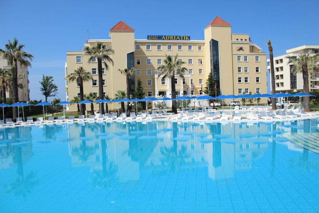 都拉斯Adriatik Hotel, BW Premier Collection的酒店前方的大型游泳池