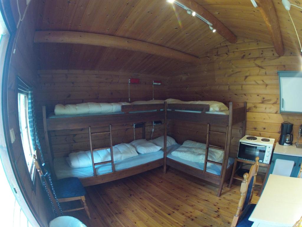 瓦尔河谷瓦尔达尔露营地的小屋的顶部景观,设有三张双层床