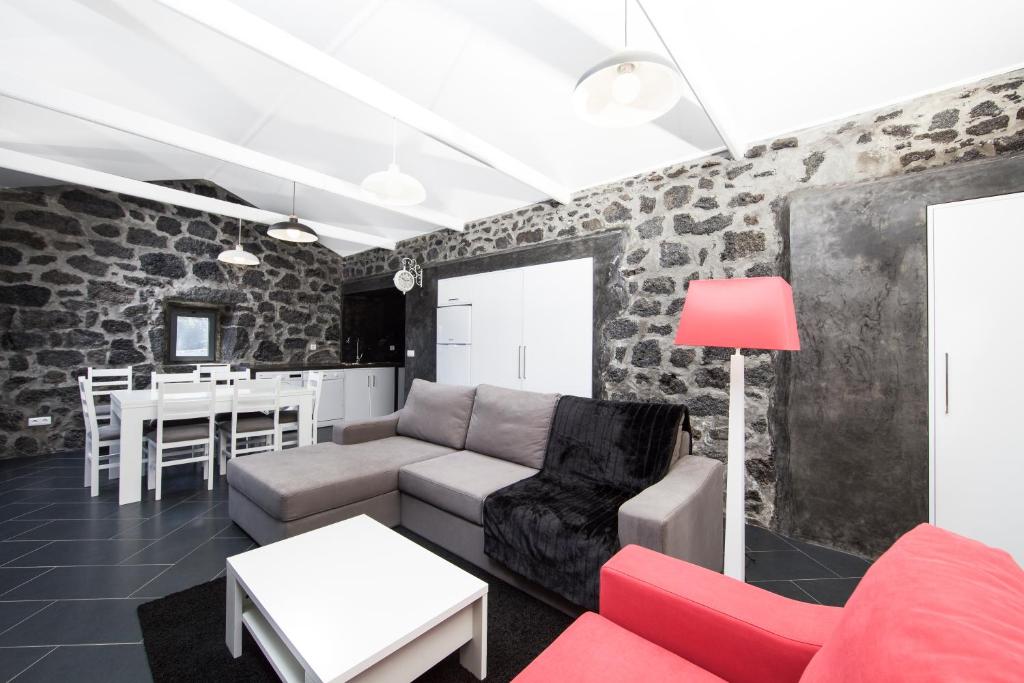 圣罗克杜皮库Vila Verde的客厅配有沙发和桌子
