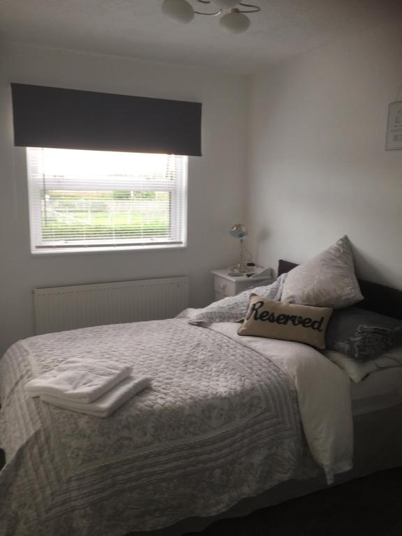 罗奇福德Southend Airport Bed & Breakfast的一间卧室设有一张床和一个窗口