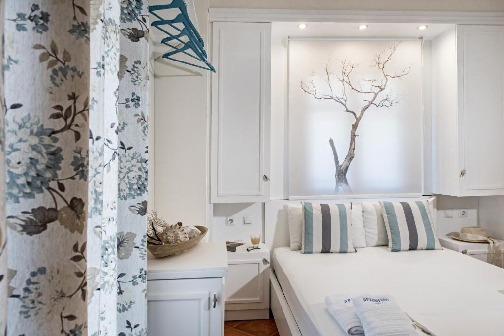 阿莫利亚尼岛阿尔克尼特库旅馆的卧室配有白色的床和窗户。