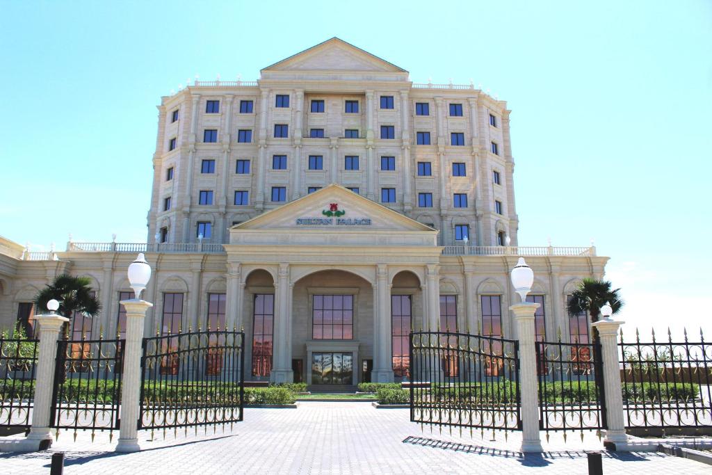 阿特劳苏丹皇宫酒店的前面有栅栏的建筑