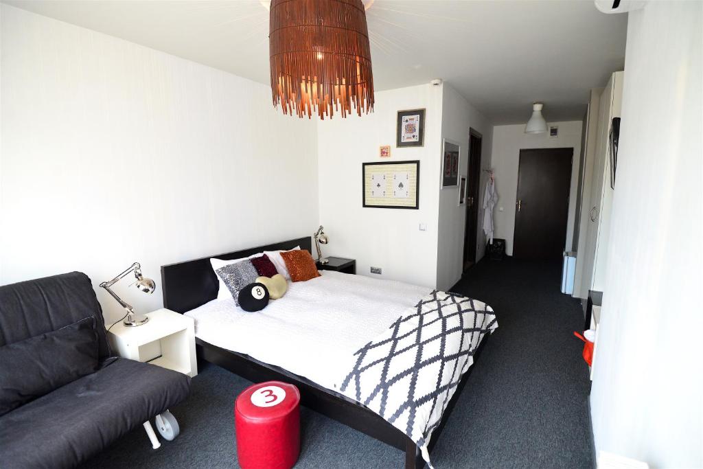 克卢日-纳波卡比斯库特酒店的一间带床和沙发的小卧室