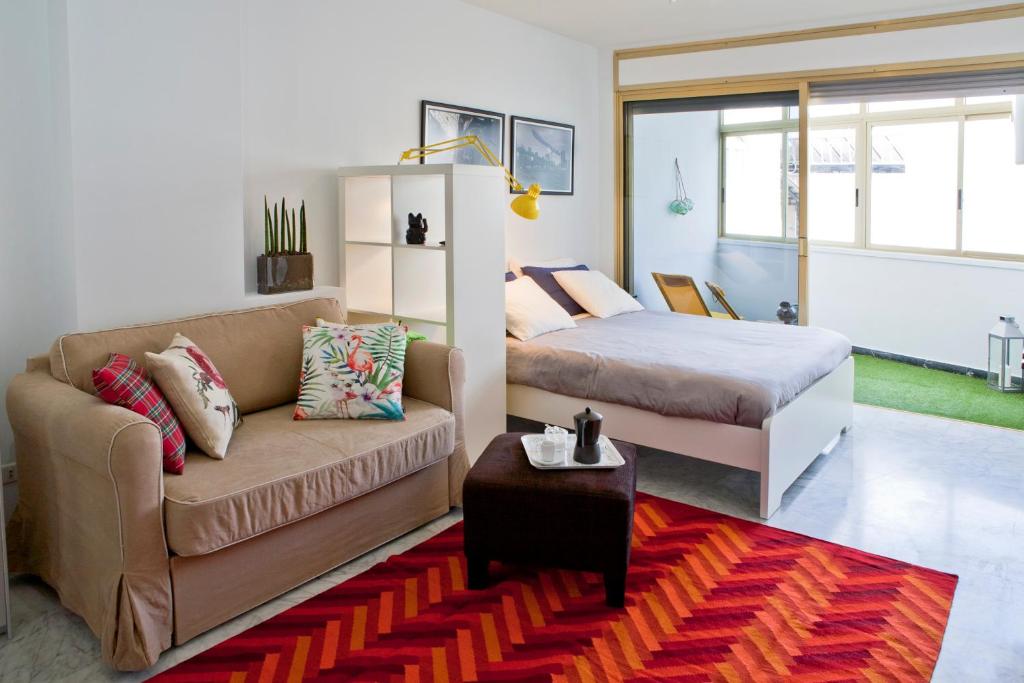 圣克鲁斯-德特内里费圣克鲁斯公寓 的客厅配有沙发和1张床