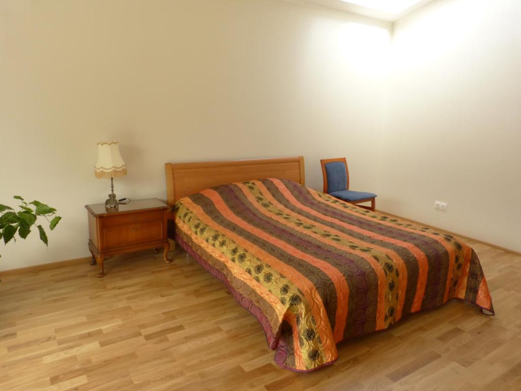 塔林Viva Apartment - Pirita的卧室配有1张床、1张桌子和1把椅子