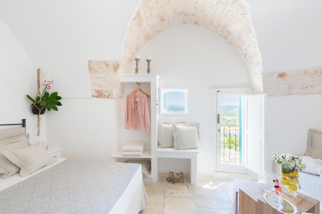 奥斯图尼La Dimora di Marco的白色的客房设有床和窗户。