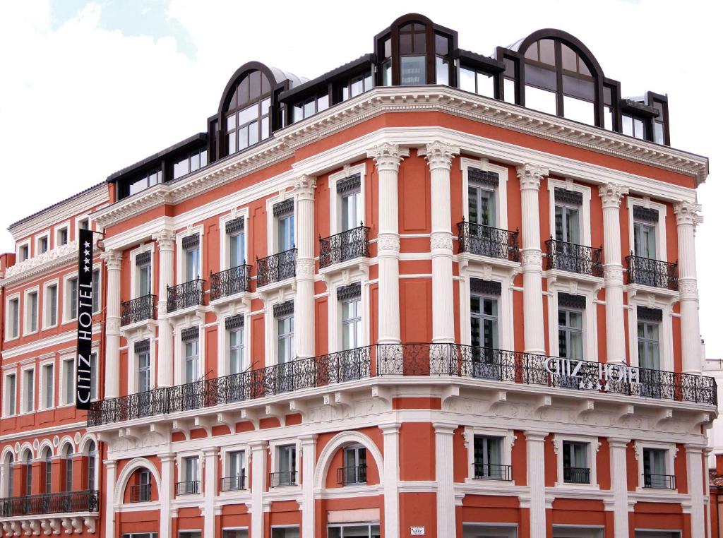 图卢兹斯特兹酒店的一座大型橙色建筑,设有阳台