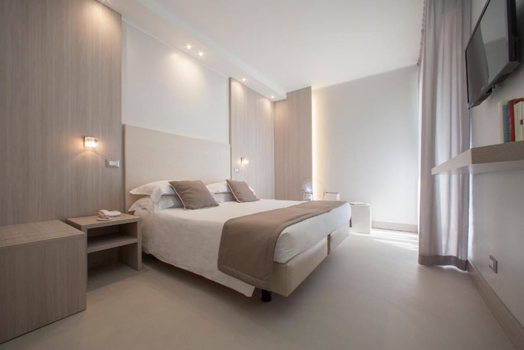利多迪耶索罗德尔纳西奥尼酒店的酒店客房设有床和窗户。