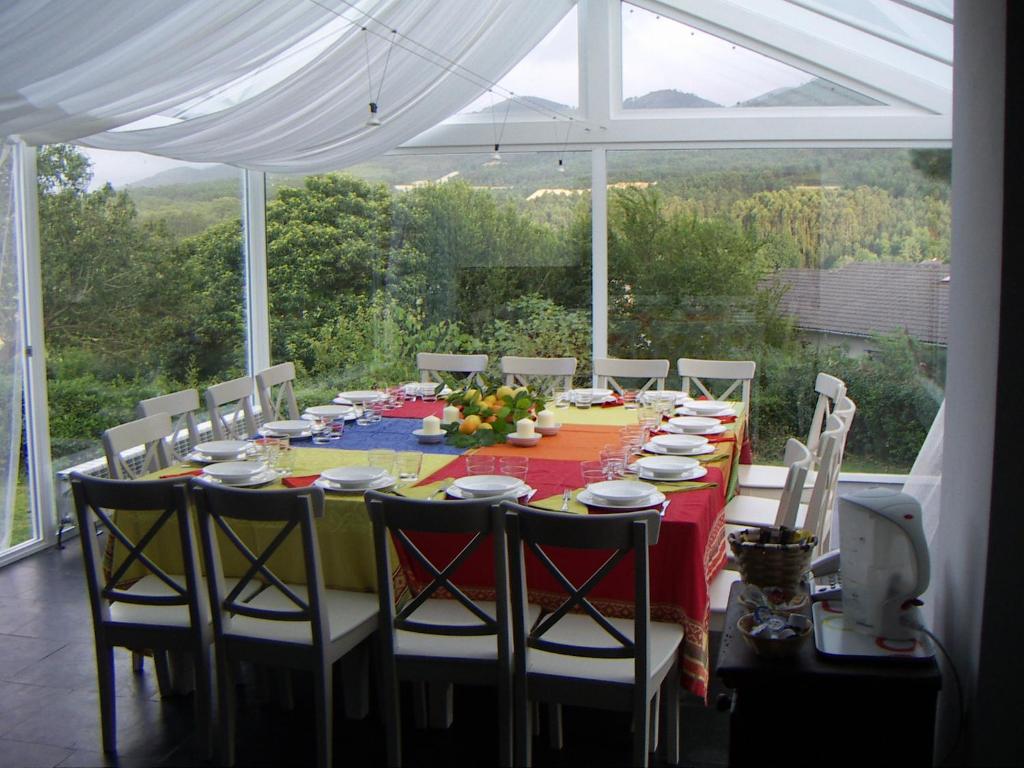 卡达韦多红屋乡村酒店的长餐桌、椅子和白色天篷