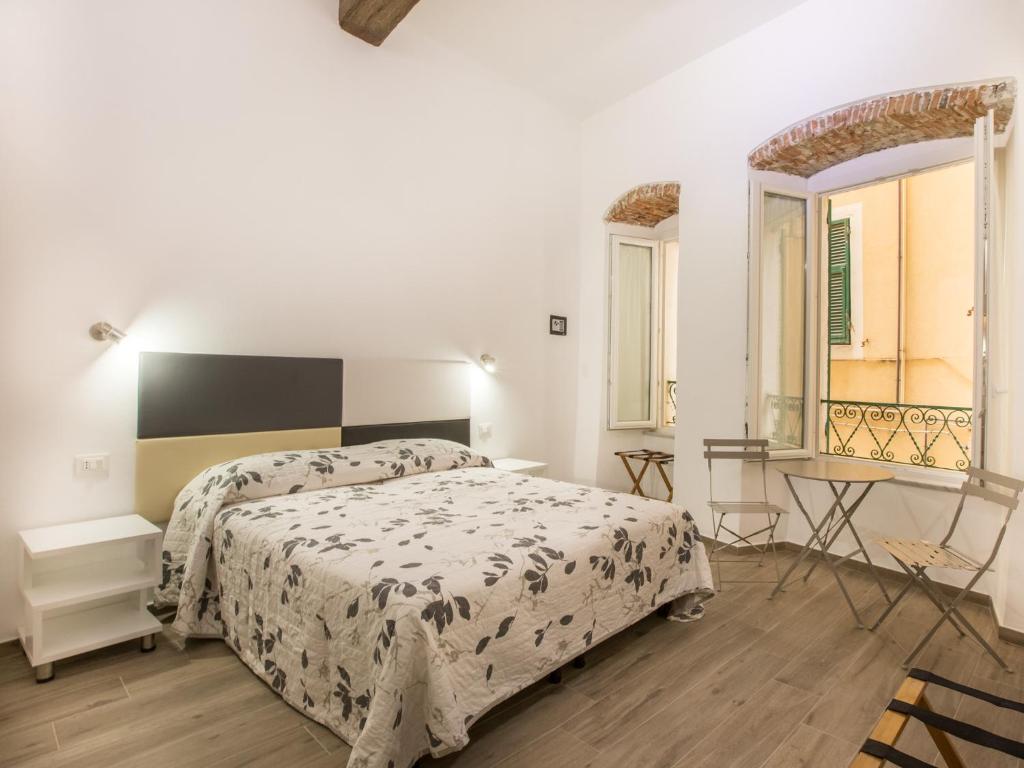 蒙特罗索阿尔马雷Marymar的一间卧室配有一张床、一张桌子和一个窗户。