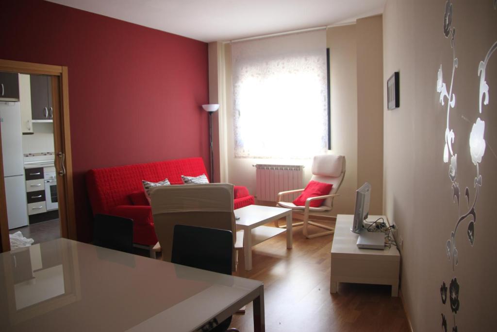 阿维拉Alojamiento Losillas 2的客厅配有红色的沙发和桌子