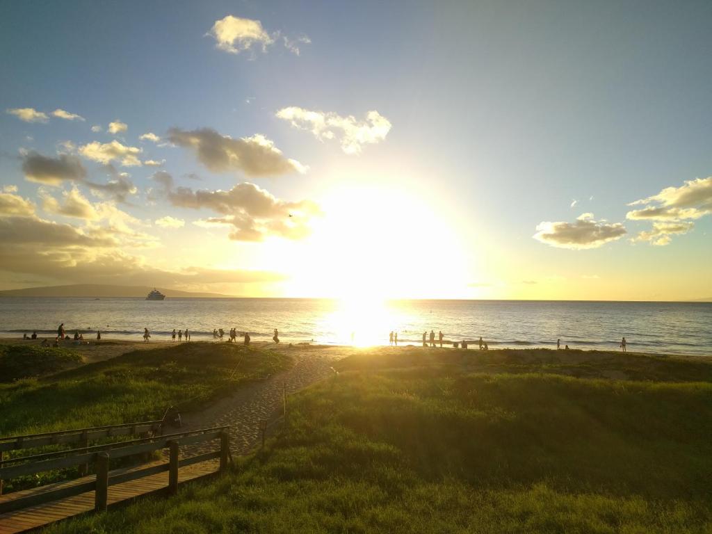 基黑Kihei Kai Nani的一群人日落时在海滩上散步