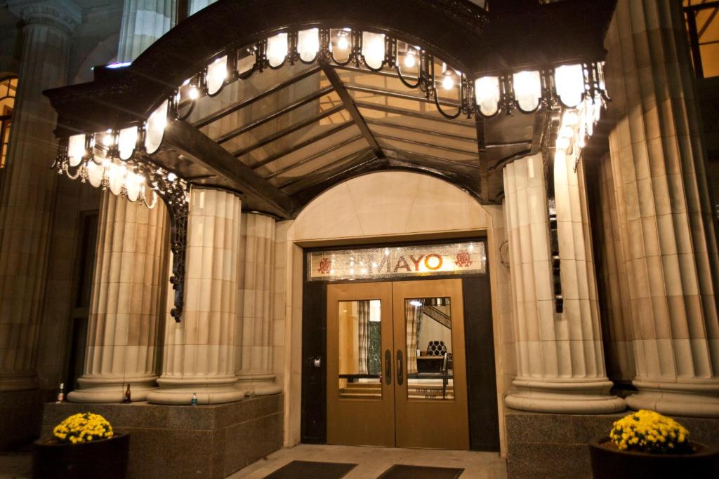 塔尔萨The Mayo Hotel的大楼的大堂,有一扇带灯的门