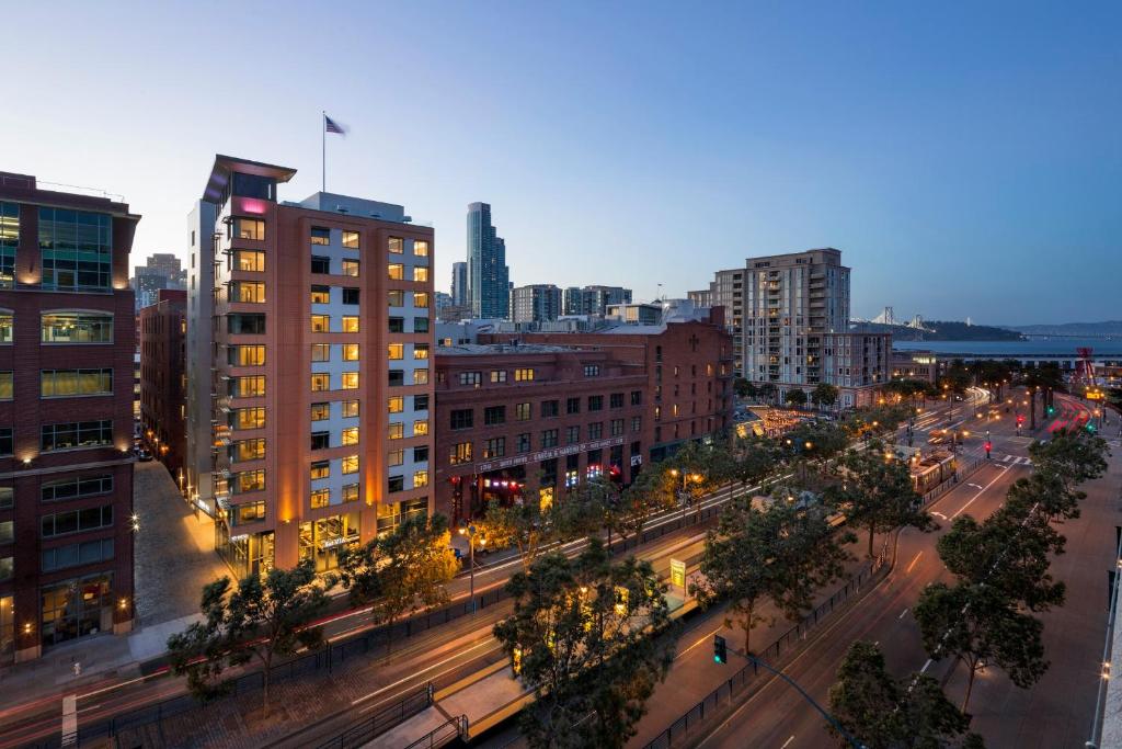 旧金山维阿酒店的享有拥有建筑和街道的城市美景