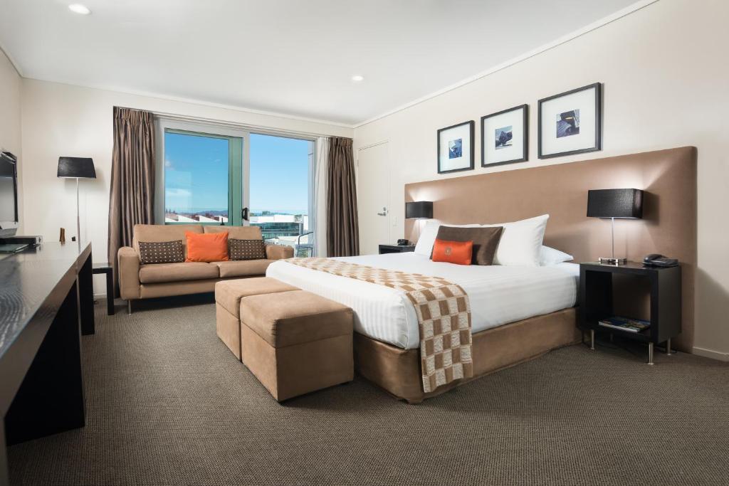 陶朗加德文波特酒店的酒店客房设有一张大床和一张沙发。
