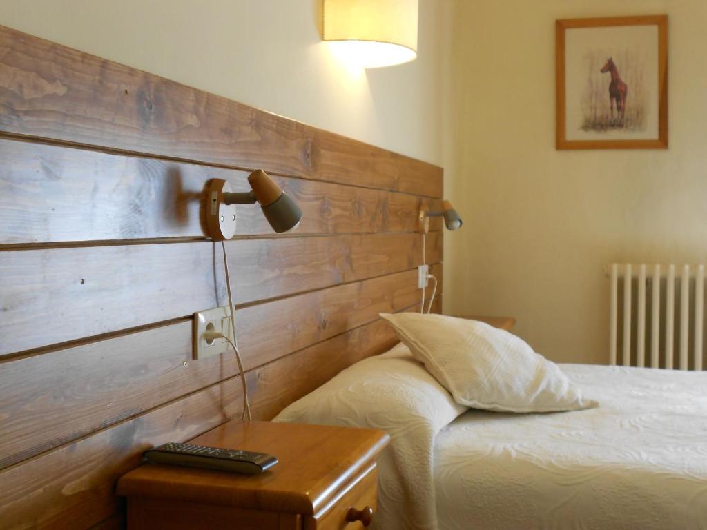 圣洛伦索-德莫鲁尼斯加泰罗尼亚旅馆的一间卧室配有一张床和一张桌子上的台灯