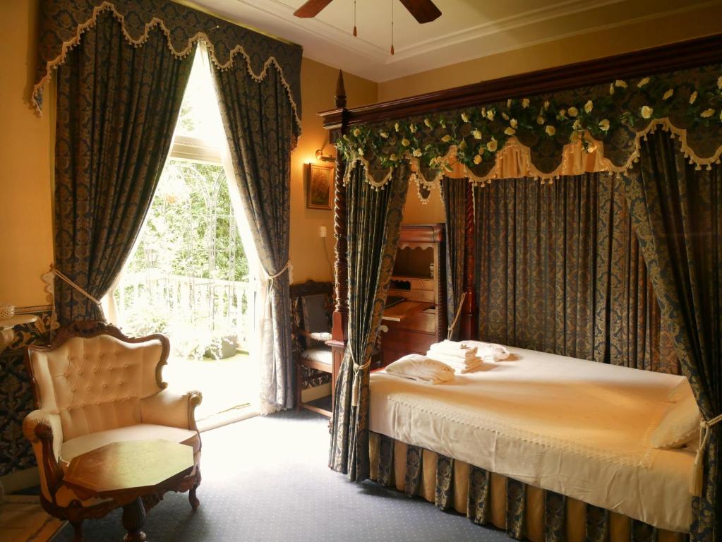 阿珀尔多伦天马大酒店的卧室配有床、椅子和窗户。